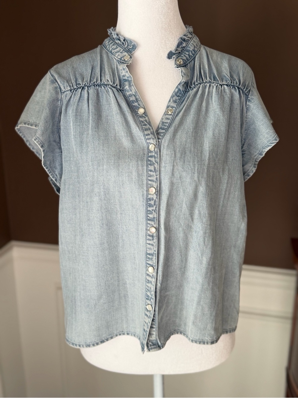 EVEREVE Rails Faded Indigo Ruthie Ruffle Neck Snap Button Blouse Size Small NWOT